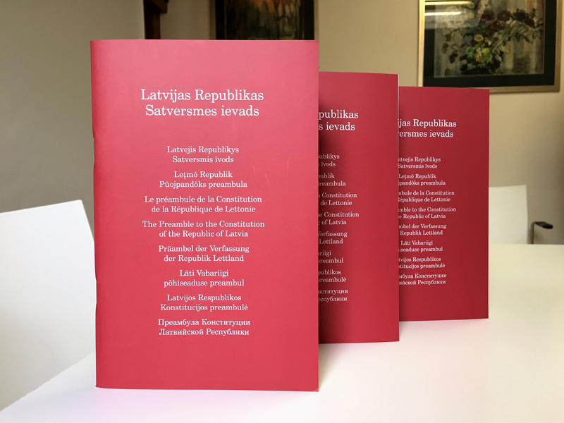 Nākusi klajā brošūra „Latvijas Republikas Satversmes ievads”