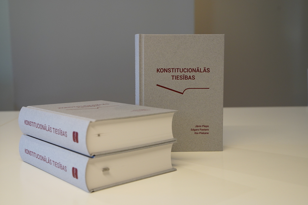 Grāmata "Konstitucionālās tiesības" – labākā dāvana absolventiem un topošajiem juristiem