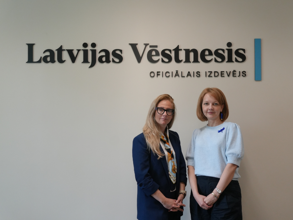Pa kreisi – Latvijas Vēstneša Valdes locekle Ieva Viļuma un Valsts valodas centra direktore Inese Muhka. 