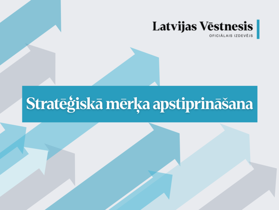 Attēla centrā uz zilganzaļas taisnstūra joslas baltiem burtiem rakstīts - Stratēģiskā mērķa apstiprināšana. Gaiši pelēkā fonā izvietotas vairākas stilizētas zilas un pelēkas bultas, simbolizējot attīstību un virzību uz priekšu.