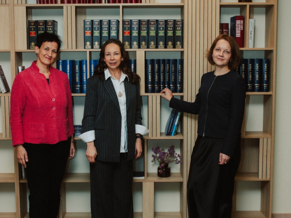 Dina Gailīte, Laila Jurcēna un Ieva Viļuma pie jaunatklātās "Jurista Vārda" auditorijas. 