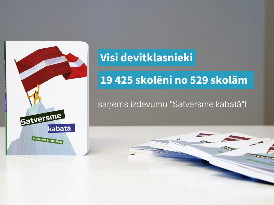 Attēlā redzamas vairākas grāmatas "Satversme kabatā". 