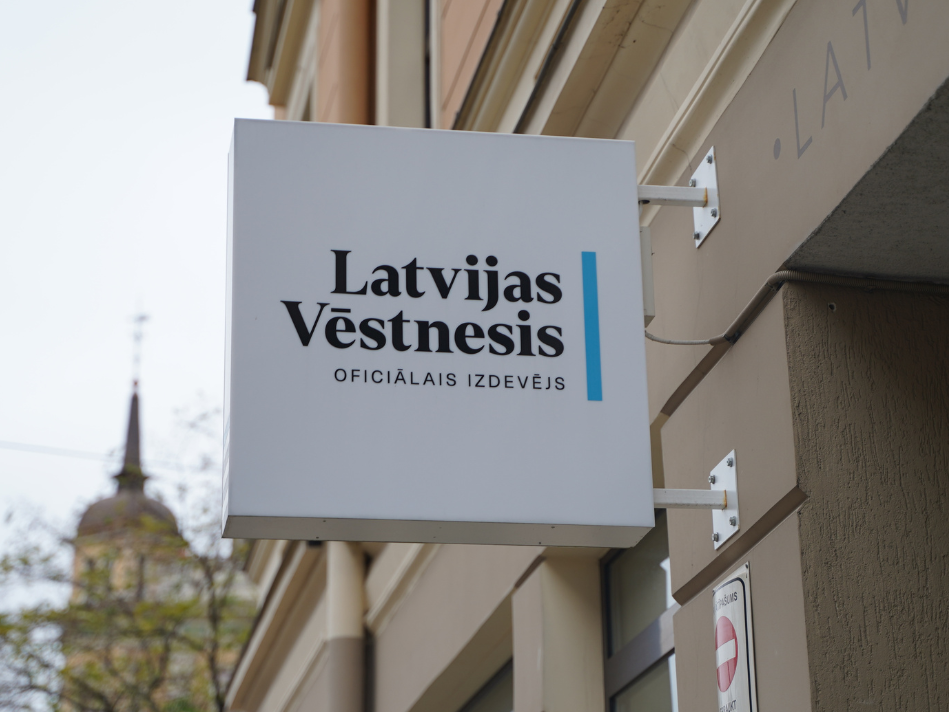 Attēlā redzama oficiālā izdevēja "Latvijas Vēstnesis" izkārtne. 