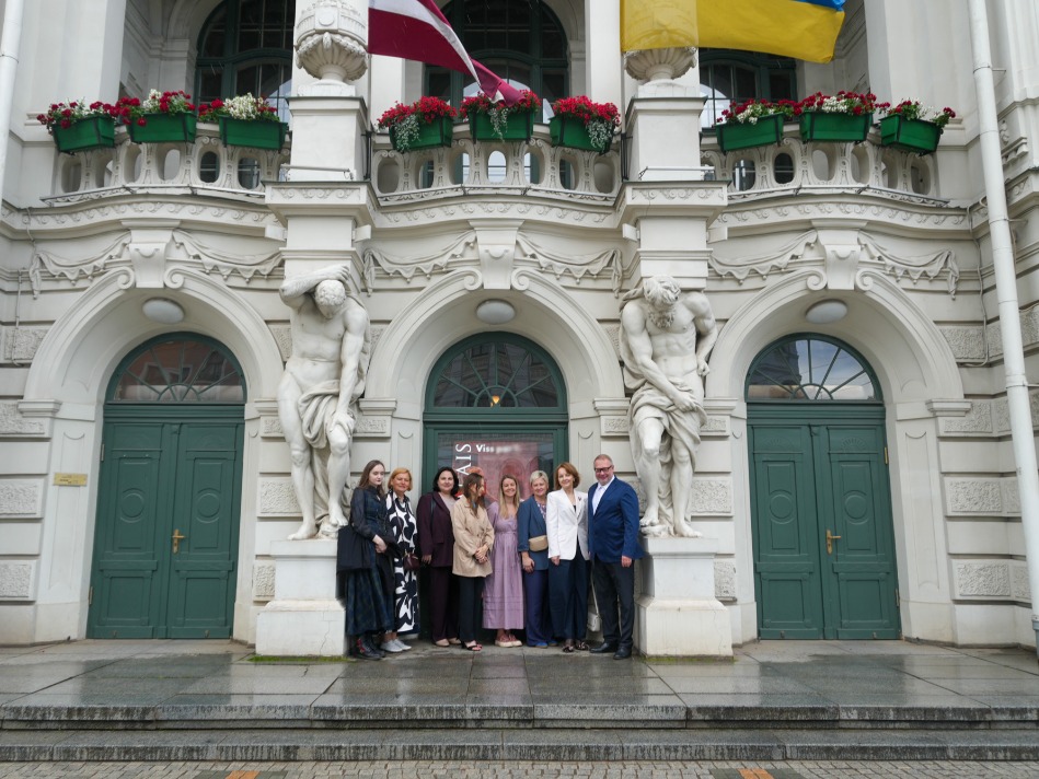“Likumi.lv” pārstāves kopā ar Latvijas Nacionālā teātra direktoru Māri Vītolu un VSIA “Latvijas Vēstnesis” valdes locekli Ievu Viļumu pie Latvijas Nacionālā teātra ieejas.